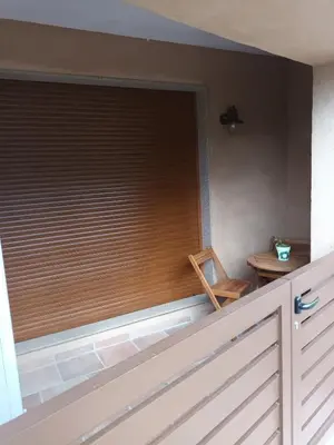 a blind on a window in a room with a chair at Él Rincón de los Sueños A in Vegadecabo