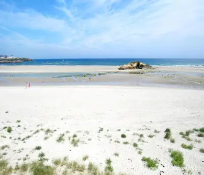 a beach with people walking on the sand and the ocean at Tranquilidad cerca de playas y lugares históricos VUT-LU-00402 in Lourenzá