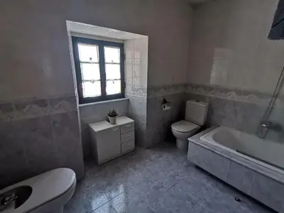 a bathroom with a toilet and a tub and a sink at Casa Brandelos in Bama