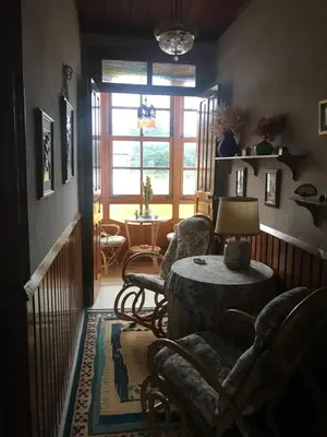 a living room with chairs and a table and a window at Villa Andrade in Mor