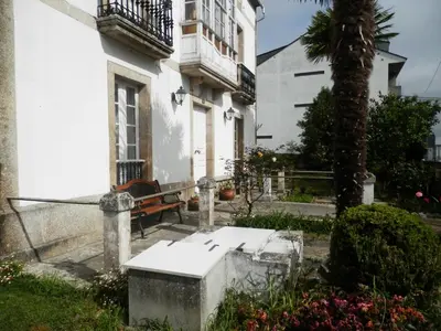 a white building with a bench and a palm tree at Villa Andrade in Mor