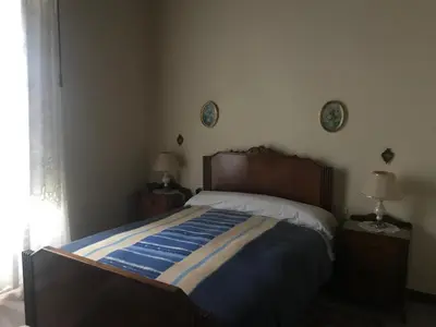a bed in a bedroom with two night stands and two lamps at Villa Andrade in Mor