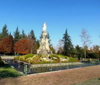 a monument in the middle of a park at Casa Diaz in Cea