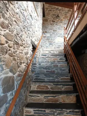 a stone staircase in a building with a stone wall at Él Rincón de los Sueños B in Vegadecabo
