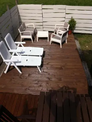 a group of chairs and tables on a wooden deck at Villas Eldorado-Mascotas Bienvenidas in Barreiros