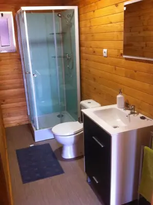 a bathroom with a toilet and a shower and a sink at Villas Eldorado-Mascotas Bienvenidas in Barreiros