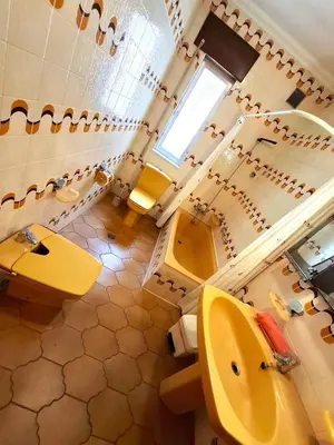 a bathroom with two sinks and two toilets at Apartamento Playa Foz 4 Dormitorios in Foz