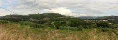 a view of a hill with trees and a town at Hermosa casa en entorno termal in Pungín
