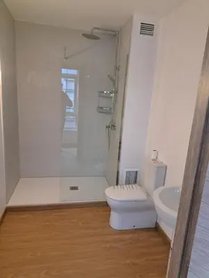 a bathroom with a shower and a toilet and a sink at Habitación privada en el mismo Camino de Santiago in Caldas de Reis