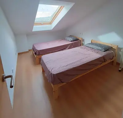 two beds in a small room with a window at La Favorita de Cabanas in Cabañas