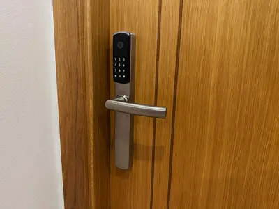 a door with a remote control sticking out of it at Pensión Río Sarria in Sarria
