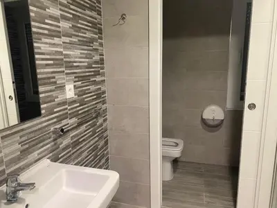 a bathroom with a sink and a toilet at Albergue o Bailarin in O Barco de Valdeorras