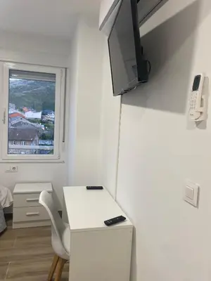a small room with a white table and a window at Albergue o Bailarin in O Barco de Valdeorras