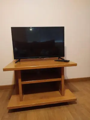a flat screen tv sitting on top of a wooden table at La Niña in Tineo