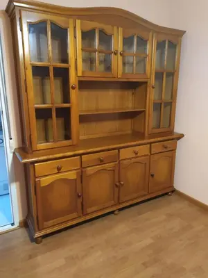 a wooden hutch with glass doors in a room at La Niña in Tineo