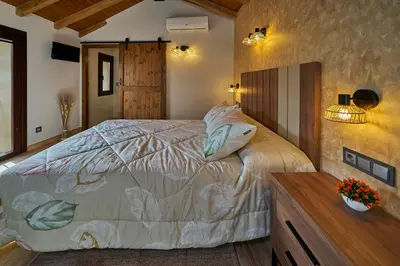 a bedroom with a large bed in a room at O Campiño Alojamientos Turísticos in Trasmiras