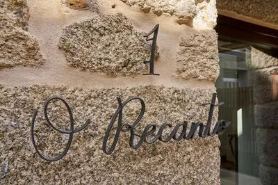 a sign for a restaurant on the side of a building at O Campiño Alojamientos Turísticos in Trasmiras