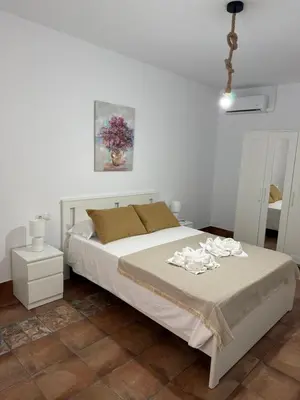 a bedroom with a bed and a painting on the wall at Primavera in Padrón
