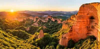 a view of the blue mountains at sunset at Apartamento MIZA in Ponferrada