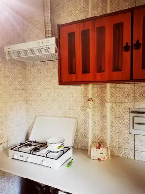 a kitchen counter with a stove and a microwave at Apartamento MIZA in Ponferrada
