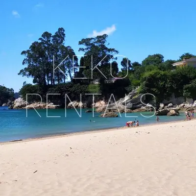 a beach with a sign that says relax on it at El Atico de Arriba in Viveiro