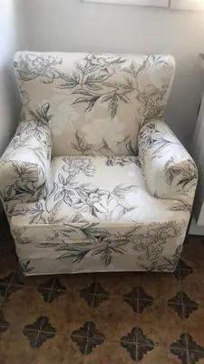 a white couch with blue and white flowers on it at A Castelana de Cea in Cea