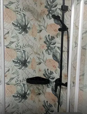 a wall with a flowery wallpaper with a blackinylinylinylinylinylinyl at A Castelana de Cea in Cea