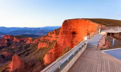 a viewing platform at the edge of a canyon at Casa Divina in Lago de Carucedo