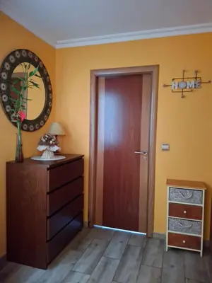 a room with a door and a dresser and a mirror at El hogar de 2 y 4 patas in Silleda