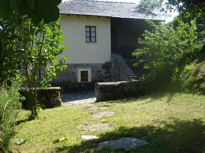 a small white house with a window in a yard at Casa de Aldea Vache in Naraval