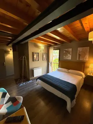 a bedroom with a large bed in a room at De Mamá in Molinaseca