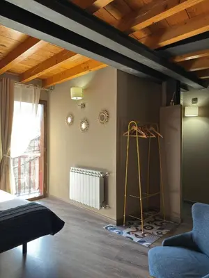 a living room with a bed and a window at De Mamá in Molinaseca