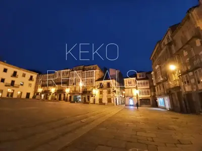 an empty street at night in a city at Con Encanto en la Playa in Viveiro
