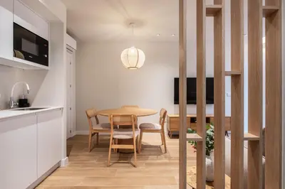 a kitchen and dining room with a table and chairs at Loft América 41 A in Melide
