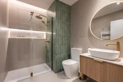 a bathroom with a toilet and a sink and a shower at Loft América 41 A in Melide