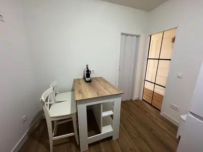 a small kitchen with a table and a chair at Las Cuatro Calles in Ribadeo