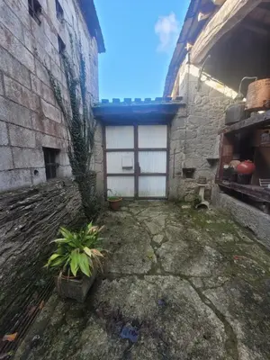 a courtyard of a building with a window and plants at Casa de López