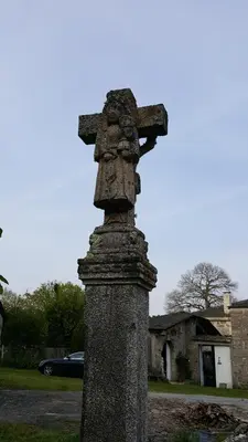 a cross on top of a stone pillar at Casa de López