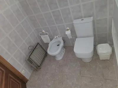 a bathroom with a toilet and a bidet at Casa de López