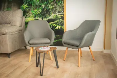 two chairs and a table in a room at A Torna in Palas de Rei