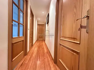 a hallway with wooden floors and a door at Parque Ávila in Ourense