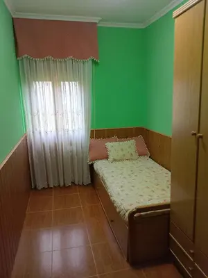a small room with a bed and a green wall at Casa Las Catedrales Rochela in Devesa
