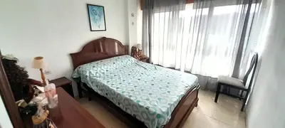a small bedroom with a bed and a window at EnSAN CIPRIAN Atico en Urb Río Cobo in San Ciprián