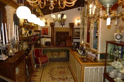a bar with a red chair in a room at Hostería Camino in Luyego de Somoza