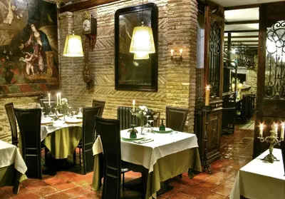 a restaurant with tables and chairs in a room at Hostería Camino in Luyego de Somoza