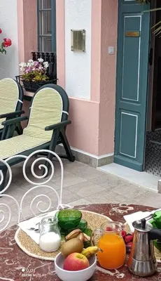 a table with a plate of fruit and juice at Casa Matilda - Encanto vintage con patio privado en el corazón de la Ribeira Sacra in Monforte de Lemos