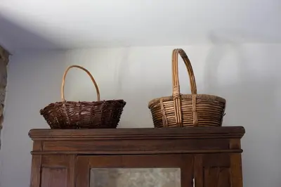 three baskets sitting on top of a wooden cabinet at Casa do Vigairo, en plena Ribeira Sacra