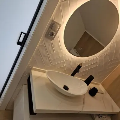 a bathroom with a sink and a mirror at Perbes Dreams in Perbes