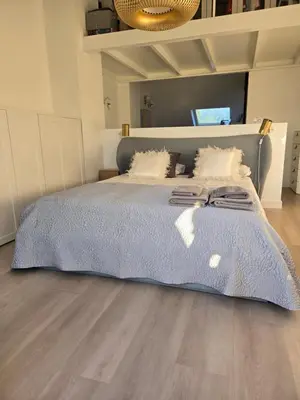 a bedroom with a bed with a blue comforter at Perbes Dreams in Perbes