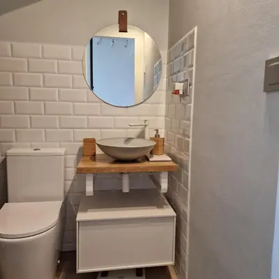 a bathroom with a sink and a mirror at Perbes Dreams in Perbes